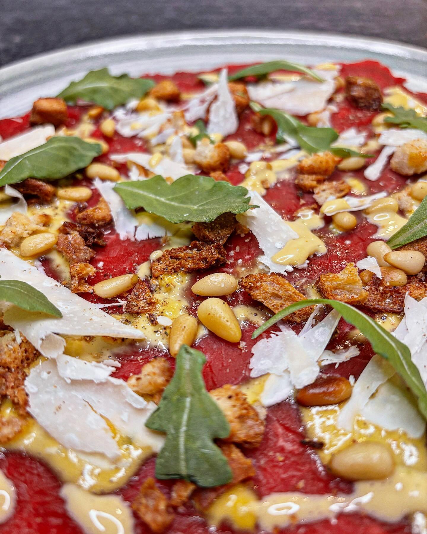 Carpaccio de bœuf, aïoli balsamique & croûtons au parmesan